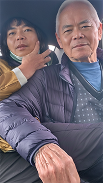害羞的白发帅老