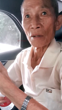 和可爱的瘦老头坐车游玩