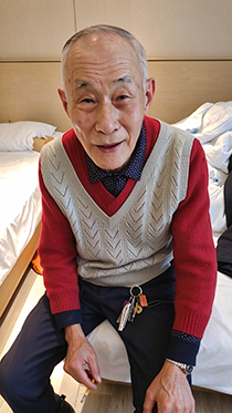 开房陪伴瘦老头