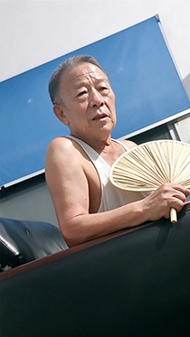 夏天看望背心老头