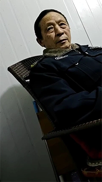 傍晚看望老保安