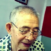 可爱的眼镜白发帅老