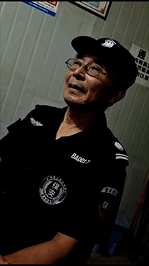 夜晚看望瘦保安