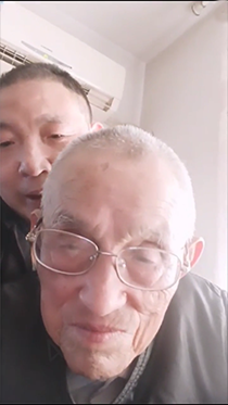 陪同老父亲一起视频直播