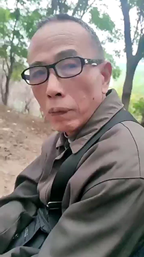 公园树林里的两个瘦老头