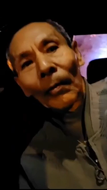上车玩耍的瘦老头