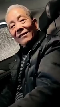 来车上玩耍的帅老头