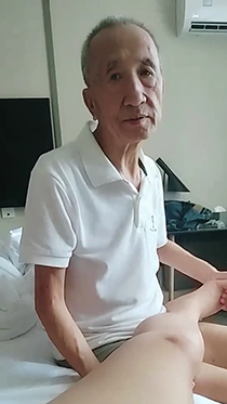 给我按摩的帅气老头