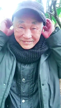 陪爷爷一起到户外散步