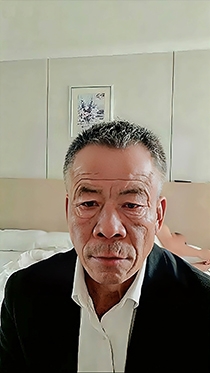 西装帅气老伯做直播