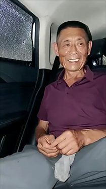 帅气朴实老头在车上