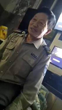 看望保安大爷很高兴