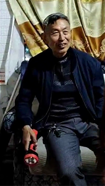 独居瘦老头很高兴有人陪