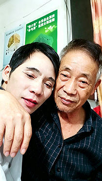 父子两人搞直播