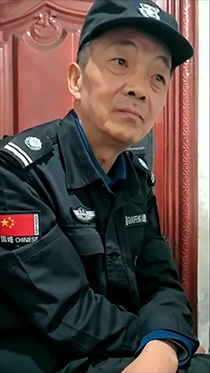 帅气老保安的笑容