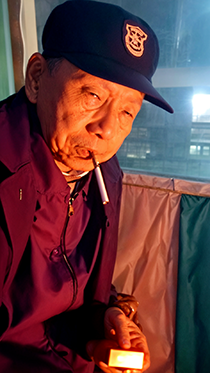 夜晚看望老保安