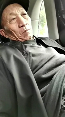 老头子在车上换裤子