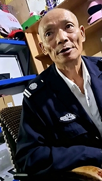 看望光头瘦老头