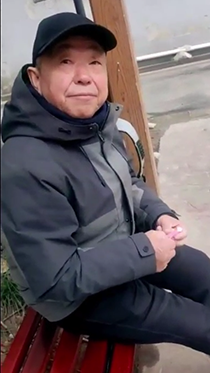 公园遇见儒雅老头