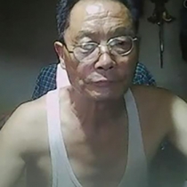 白背心眼镜帅老